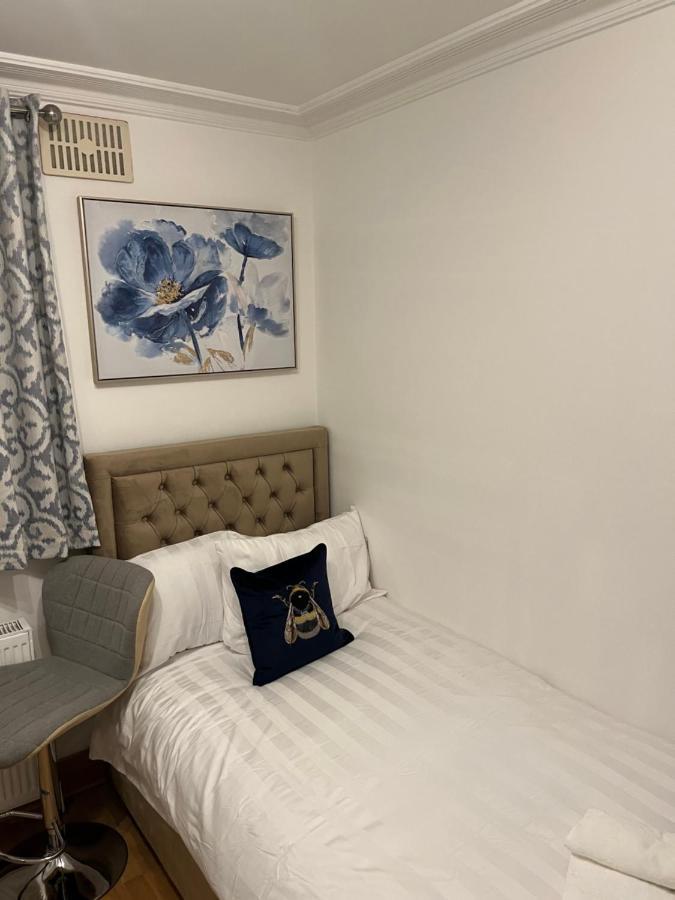 Tj Homes - Double Room With Single Bed - 3 Min To Tube Station - London ライスリップ エクステリア 写真