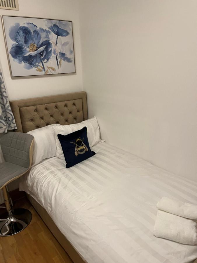 Tj Homes - Double Room With Single Bed - 3 Min To Tube Station - London ライスリップ エクステリア 写真